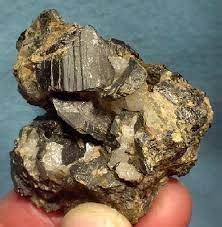  Wolframite! คุณเคยรู้จักแร่ที่อุดมด้วยทังสเตนนี้มาก่อนหรือไม่?